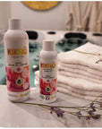 Photographie autour d'un spa des deux bidons (125g et 250g) de la senteur fleur de cerisier de la marque KIKAO