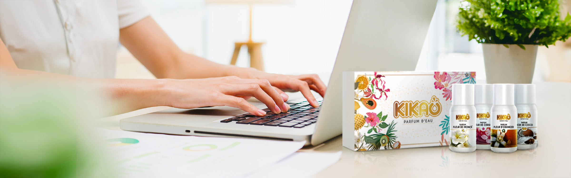 coffret blanc mis en situation sur un bureau