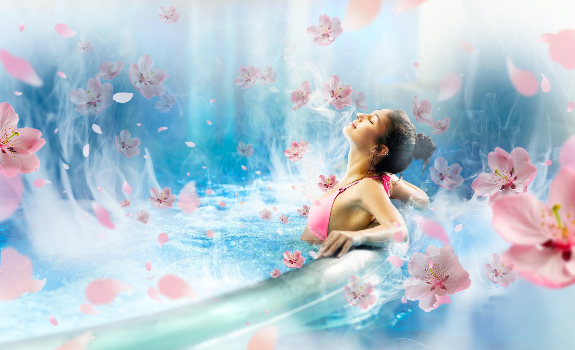 femme entouré des fleurs de cerisier de notre parfum d'eau 