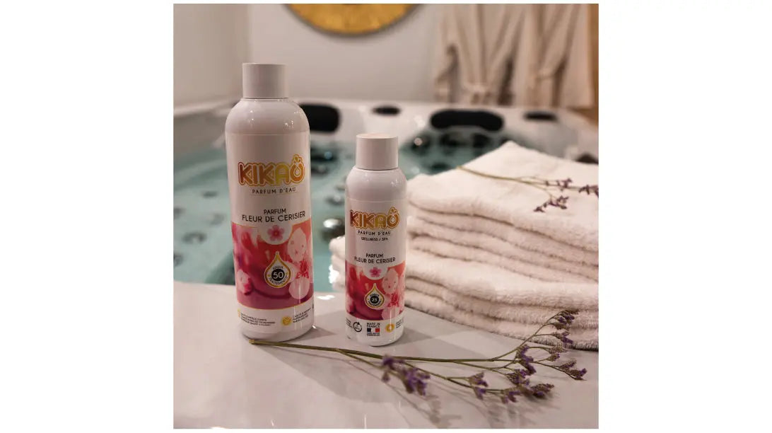 Photographie autour d'un spa des deux bidons (125g et 250g) de la senteur fleur de cerisier de la marque KIKAO 
